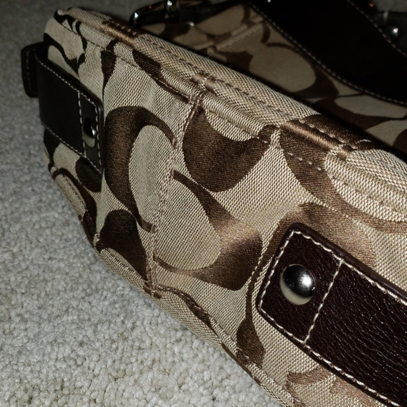 LIKE NEW Coach shoulder bag - Picture 5 of 7